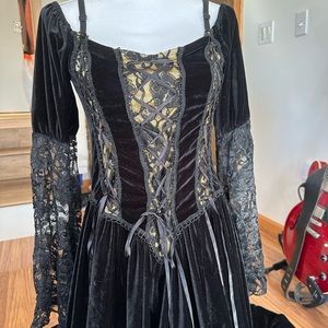 COPY - Beautiful workmanship back lace velvet gothic dress . Size s but M, L ca…